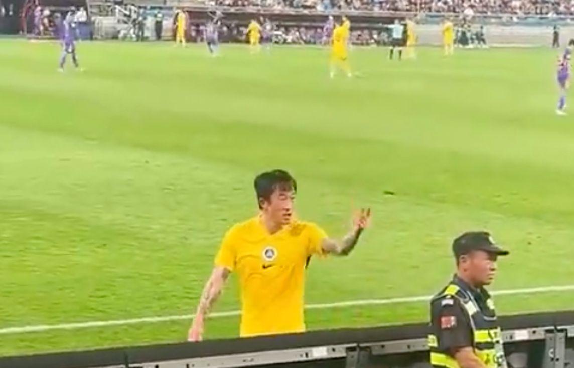 看台上的一, 球迷透露